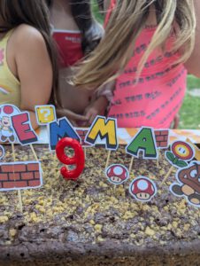 brownie de chocolate con velas y decoración de cumpleaños