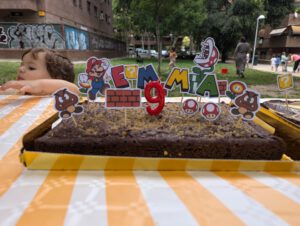 brownie de chocolate con decoración de cumpleaños en una mesa en el parque