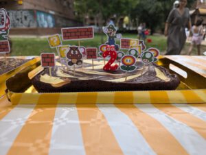 brownie de chocolate y queso con decoración de cumpleaños en el parque