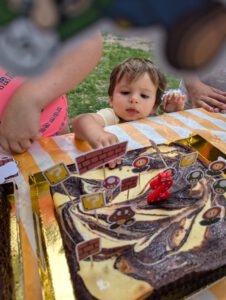 niño cogiendo un trozo de Brownie con queso de cumpleaños