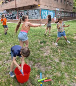 niños jugando con pistolas de agua en una fiesta de cumpleaños en el parque