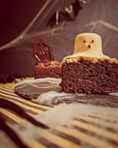 brownies de chocolate con fantasma y lápida